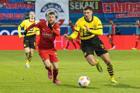 Football match, Thomas MEUNIER Borussia Dortmund on the ball in a duel with Jan-Niklas BESTE 1.FC