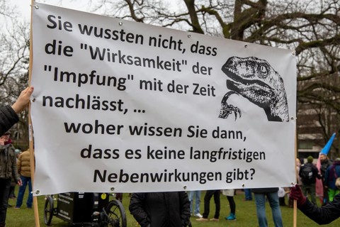 Frankfurt: Large demonstration against the corona measures. The organiser estimates the number of