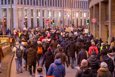 Frankfurt: Large demonstration against the corona measures. The organiser estimates the number of