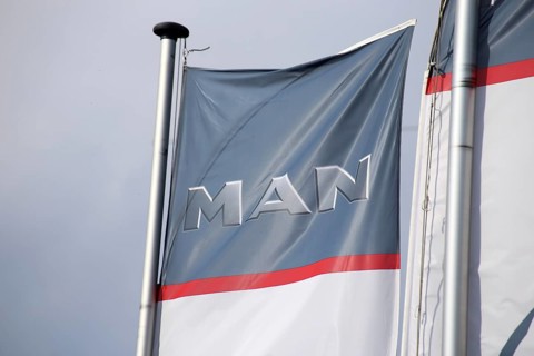 Flag with the MAN logo (MAN Truck & Bus Service, Kaiserslautern) . The VW subsidiary MAN wants to