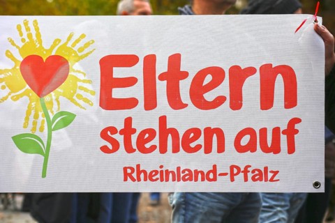 Corona protests in Mannheim: Several hundred opponents of the current corona measures gather at a