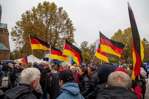 Speyer: An AfD rally took place under the motto Our country first . There were counter-protests