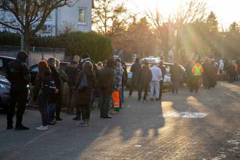 Vaccination bus in Mutterstadt, Rhineland-Palatinate. A queue of several hundred metres forms in