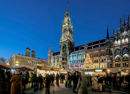 Snow-covered Christmas market, Christmas market on Marienplatz with town hall and towers of the