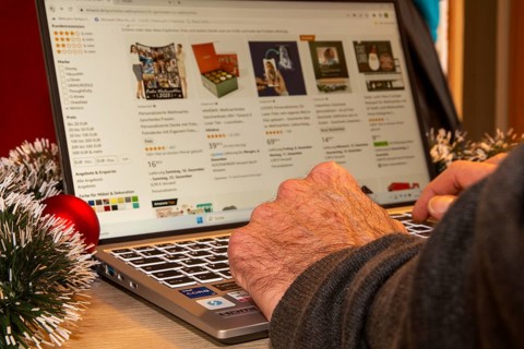 Symbolic image of Christmas shopping on the internet/at Amazon: Christmas decorations and laptop