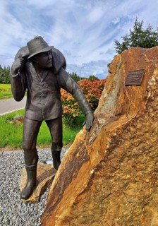 Bronze statue at the old customs office with the title The smuggler, coffee smuggling, border