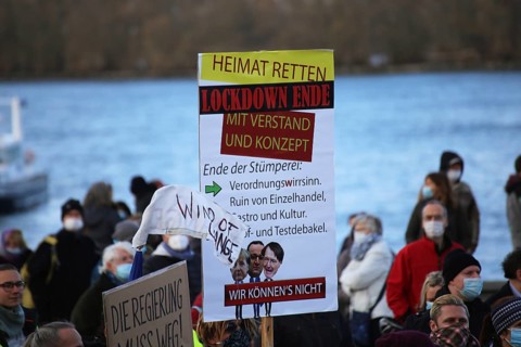 Mainz: A demonstration against the coronavirus measures took place under the slogan One year of