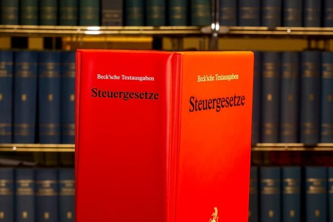 Symbolic image of tax advice: specialist book STEUERGESETZE from Beck-Verlag in front of a