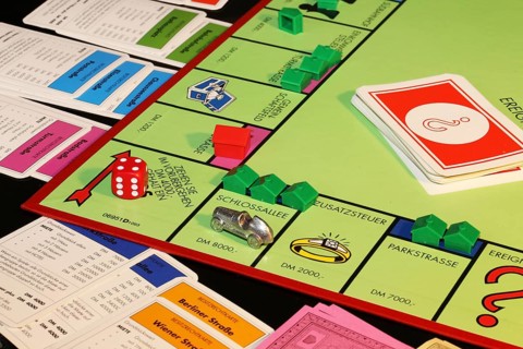 Symbolic image: Close-up of a Monopoly game (German)