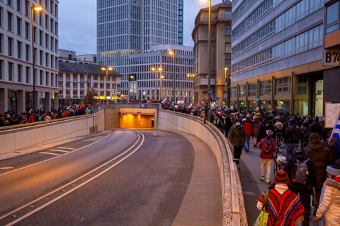 Frankfurt: Large demonstration against the corona measures. The organiser estimates the number of