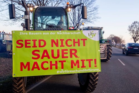 Farmers' protests in the southern Palatinate near Landau: near Hochstadt, farmers blocked a lane of