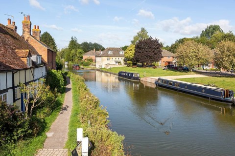 Narrow boats moored on Kennet and Avon canal in town centre of Hungerford, Berkshire, England, UK