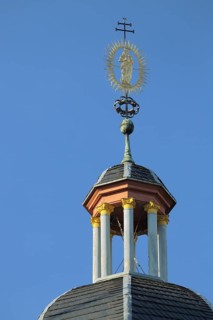 Spire with Madonna figure on Zum Roemischen Kaiser building, ridge turret, dome, detail,