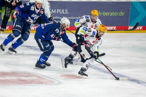 Game scene Adler Mannheim against Fischtown Pinguins Bremerhaven (PENNY DEL, German Ice Hockey