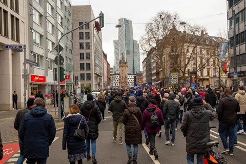 Frankfurt: Large demonstration against the corona measures. The organiser estimates the number of