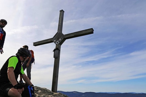 Mountain bike tour through the Bavarian Forest with the DAV Summit Club: stopover on the summit of
