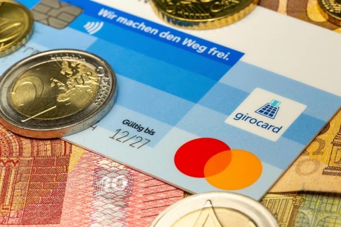 VR-Bank giro card. The MAESTRO function is no longer included on the new giro cards