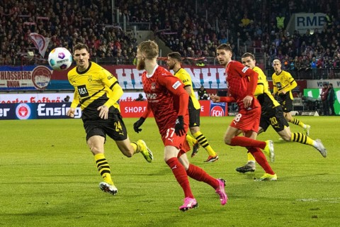 Football match, Jan-Niklas BESTE 37 1.FC Heidenheim on the ball in a duel with Thomas MEUNIER