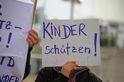 Corona protests in Mannheim: Several hundred opponents of the current corona measures gather at a