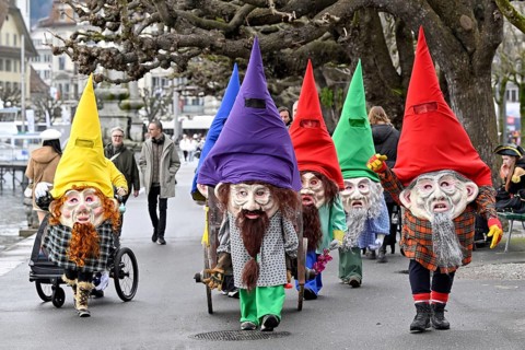 Carnival dwarves