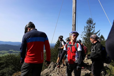 Mountain bike tour through the Bavarian Forest with the DAV Summit Club: stopover on the summit of
