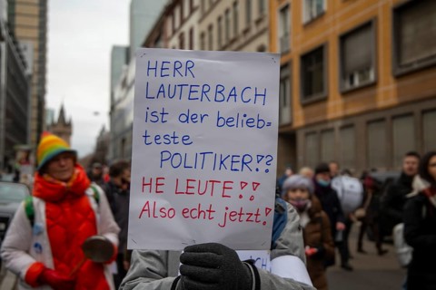 Frankfurt: Large demonstration against the corona measures. The organiser estimates the number of
