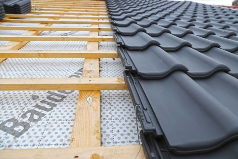 Roofing work, re-roofing of a tiled roof