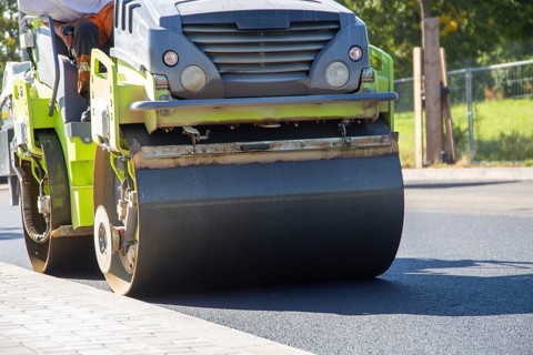 Roadworks in Neunkirchen/Saar: Tandem roller in action. A tandem roller is often used as the last