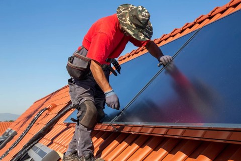 Installation of solar collectors for solar thermal energy. The company Hanschke Solarmontagen
