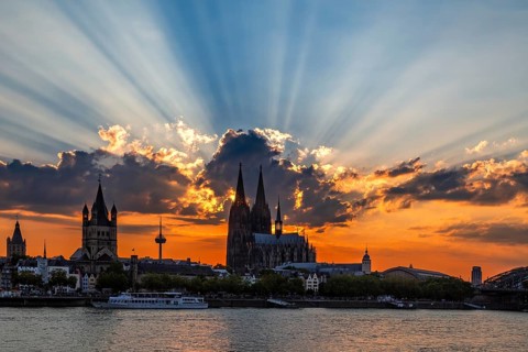 Tolle Sonnenbeams genau ueber dem Koelner Dom zum Sonnenuntergang