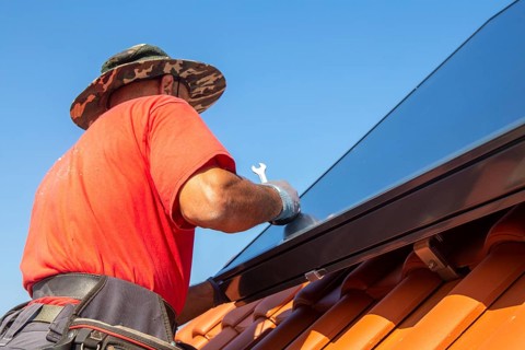 Installation of solar collectors for solar thermal energy. The company Hanschke Solarmontagen