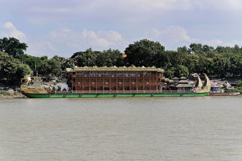 River boat on the Irrawaddy, Irrawaddy, Myanmar, Asia
