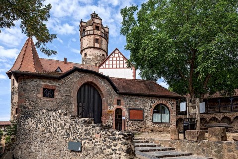 Second gatehouse, castle gate, entrance with ticket office to the museum, keep castle tower,