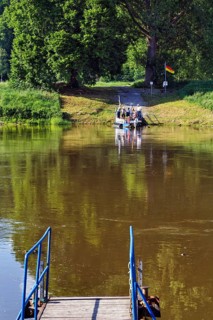 Weser riverbank, passenger ferry, cyclist, jetty, Weser cycle path in Heinsen, Oberweser,