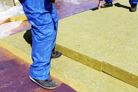 Employees of Uwe Adrian Bauspenglerei GmbH from Worms insulate the roof of a multi-purpose hall in