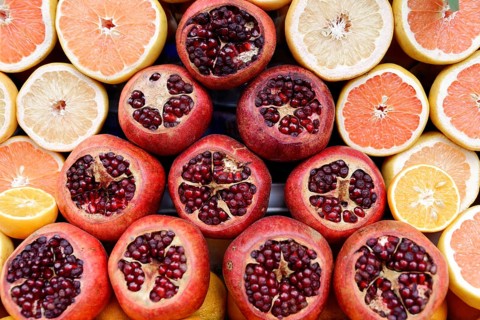 Pomegranates, street vending, Istiklal Caddesi shopping street, Beyoglu, Istanbul, European part,