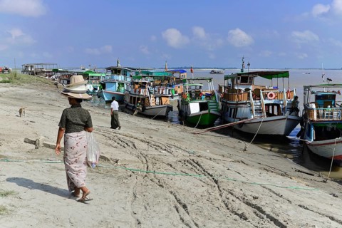 Boats on the Irrawaddy, also known as Ayeyarwady, river between Mandalay and Bagan, Myanmar, Asia
