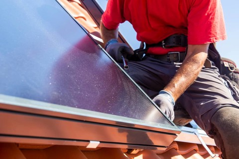 Installation of solar collectors for solar thermal energy. The company Hanschke Solarmontagen