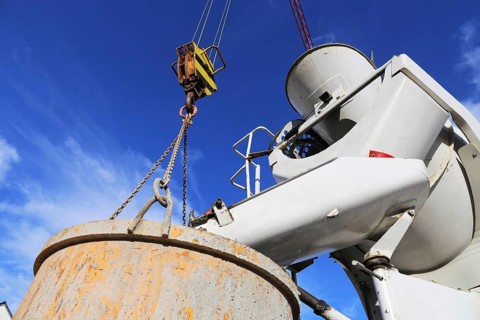 Fahrmixer (LKW) liefert Frischbeton zur Baustelle (Truck mixer delivers fresh concrete to the