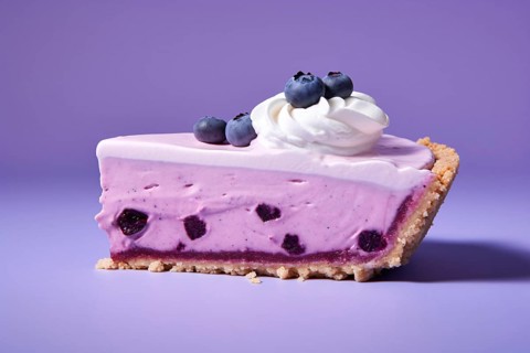 Slice of blueberry fruit pie on violet background. KI generiert, generiert AI generated