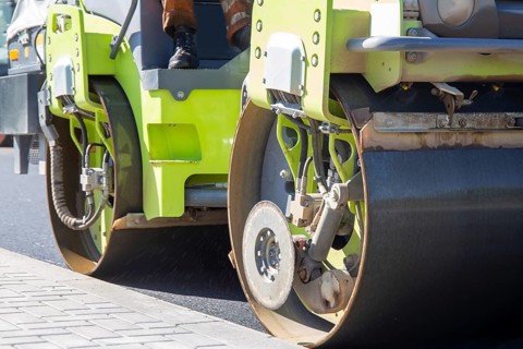 Roadworks in Neunkirchen/Saar: Tandem roller in action. A tandem roller is often used as the last