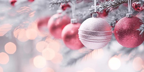 Beautiful frosted pink and silver Christmas tree baubles on tree with snow. KI generiert, generiert