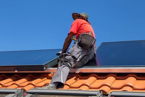 Installation of solar collectors for solar thermal energy. The company Hanschke Solarmontagen