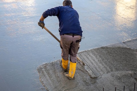 Concreting a floor slab with ready-mixed concrete
