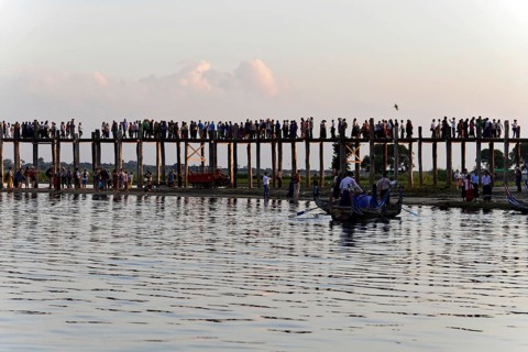 U Bein bridge over Taungthaman Lake, Amarapura, Mandalay, Myanmar (Burma), Asia