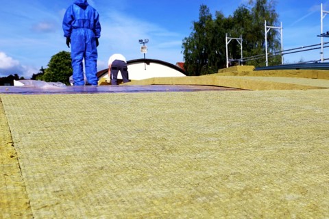 Employees of Uwe Adrian Bauspenglerei GmbH from Worms insulate the roof of a multi-purpose hall in