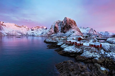 Kurz vor Sonnenaufgang auf der Bruecke von Sakrisoy auf den Lofoten