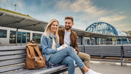 AI generated, A young couple wants to travel and is waiting for the train at the station, 20, 25,