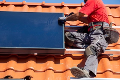 Installation of solar collectors for solar thermal energy. The company Hanschke Solarmontagen