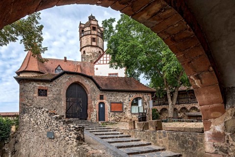 1st and 2nd gatehouse, castle gate, entrance with ticket office to the museum, keep castle tower,